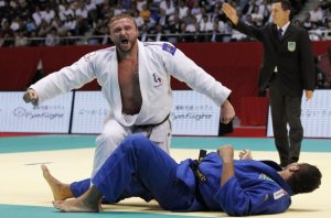 563703_bataille-of-france-celebrates-after-beating-silva-of-brazil-during-their-men-s-judo-100-kg-bronze-medal-match-at-the-world-judo-championships-in-tokyo